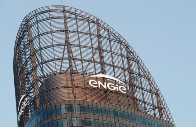 Prédio moderno com estrutura metálica curva no topo e logotipo 'eNGie'.