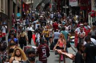 Consumidores fazem compras em rua comercial de São Paulo- imagem decorativa sobre boletim Focus