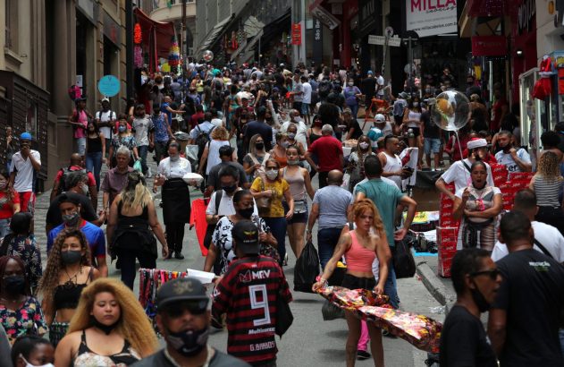 Consumidores fazem compras em rua comercial de São Paulo- imagem decorativa sobre boletim Focus