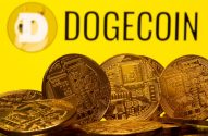 Moedas Dogecoin douradas em fundo amarelo. Ao fundo, o logo e nome 'DOGECOIN' da criptomoeda.