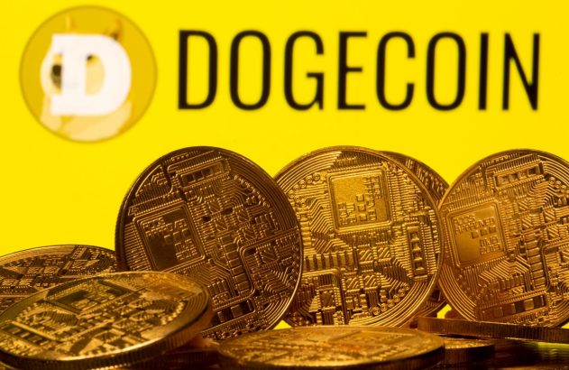 Moedas Dogecoin douradas em fundo amarelo. Ao fundo, o logo e nome 'DOGECOIN' da criptomoeda.