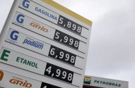 Placa de preços de combustíveis da Petrobras exibindo valores para gasolina, gasolina aditivada, premium e etanol.