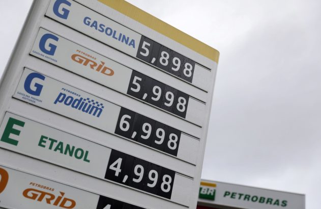 Placa de preços de combustíveis da Petrobras exibindo valores para gasolina, gasolina aditivada, premium e etanol.