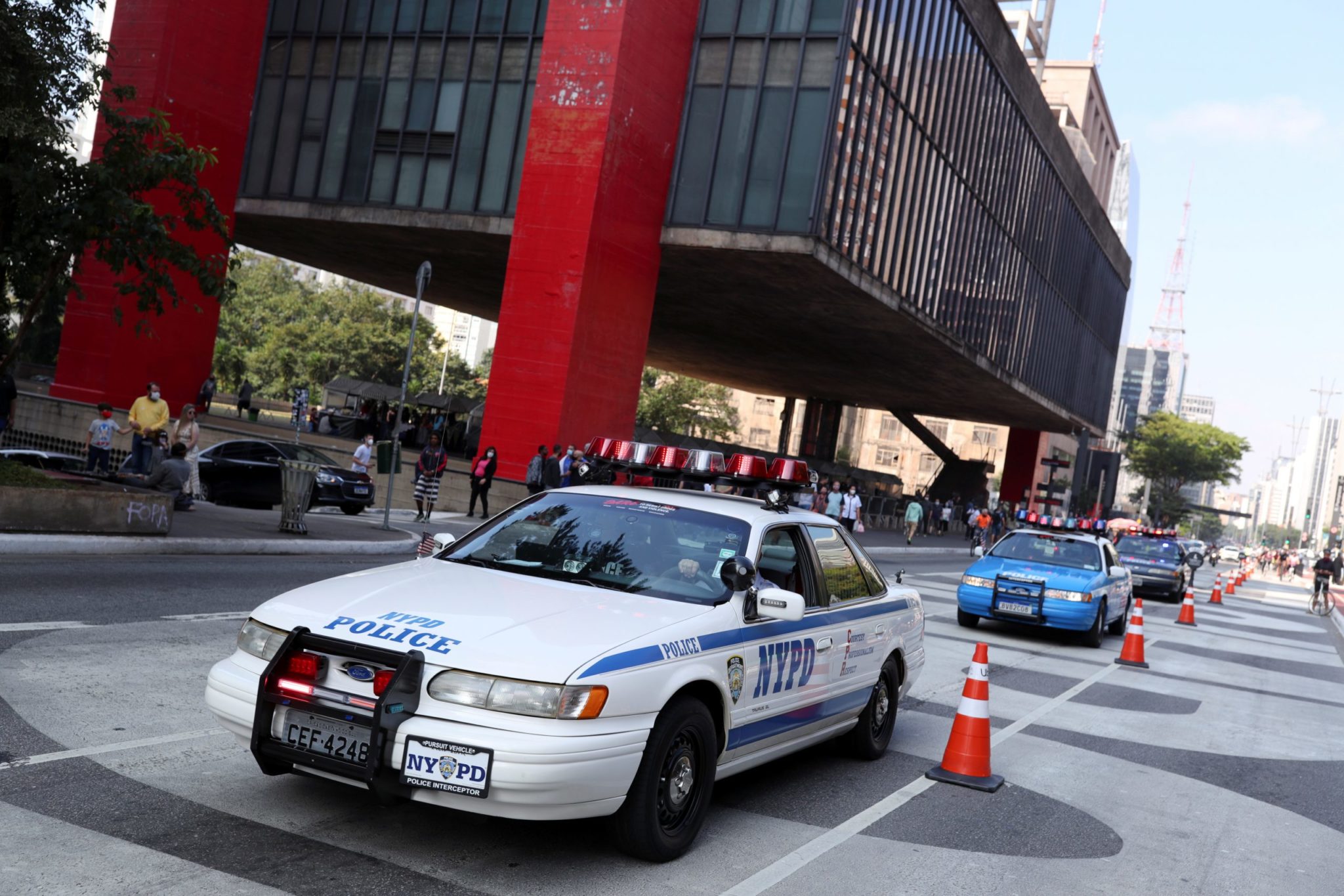 Carros e motos da polícia de Nova York invadem ruas de São Paulo