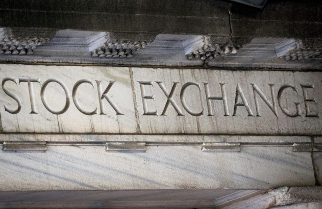 Inscrição 'STOCK EXCHANGE' esculpida em pedra clara na fachada de um edifício.