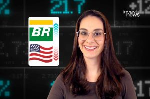 Mulher sorrindo. Logo BR em alta e bandeira EUA em baixa, sobre fundo de dados financeiros.