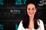 Âncora sorrindo com fundo digital exibindo dados financeiros e logos 'BLTM investnews'.
