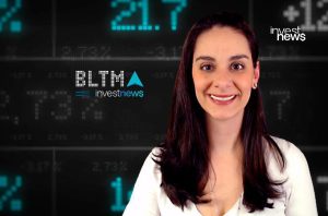 Âncora sorrindo com fundo digital exibindo dados financeiros e logos 'BLTM investnews'.