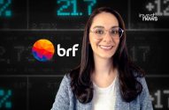 Mulher sorridente de óculos em um fundo com dados financeiros e os logos da BRF e InvestNews.