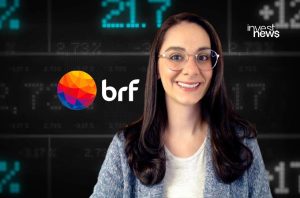 Mulher sorridente de óculos em um fundo com dados financeiros e os logos da BRF e InvestNews.