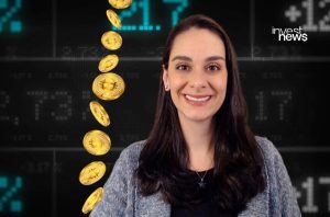 Mulher sorrindo em frente a um painel de dados financeiros, com moedas de criptomoeda douradas caindo.