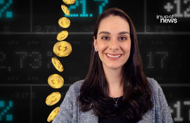 Mulher sorrindo em frente a um painel de dados financeiros, com moedas de criptomoeda douradas caindo.
