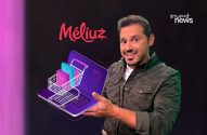 Homem apresenta laptop holográfico com carrinho e sacolas de compras; logo Méliuz.