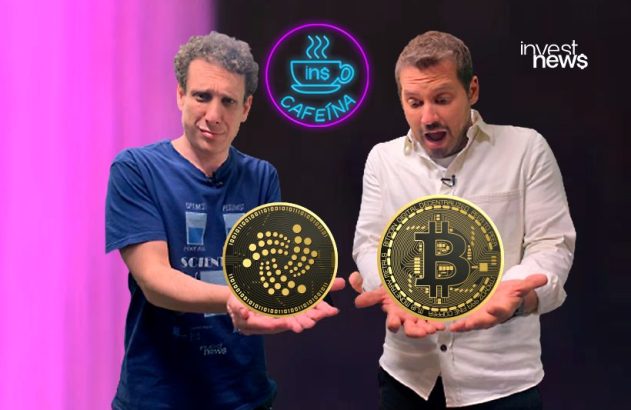 Dois homens seguram criptomoedas Bitcoin e IOTA; um surpreso, outro cético. Logo InvestNews ao fundo.