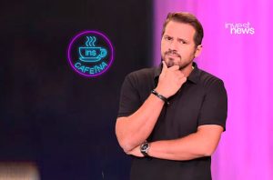 Homem de polo preta, mão no queixo, com letreiro neon "Caféína" (xícara de café) e logo Invest News em estúdio vibrante.