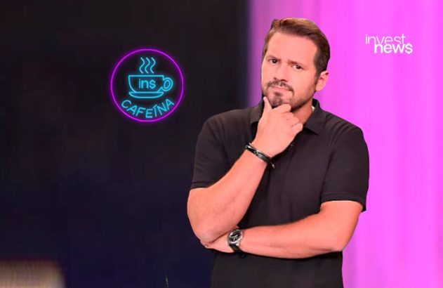 Homem de polo preta, mão no queixo, com letreiro neon "Caféína" (xícara de café) e logo Invest News em estúdio vibrante.