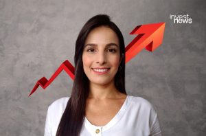 Mulher sorrindo com gráfico de seta vermelha em alta ao fundo e logo Invest News.