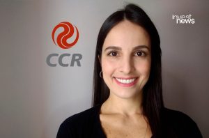 Mulher sorrindo para a câmera, com logos da CCR e Invest News.