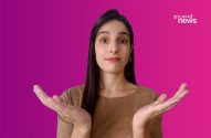 Mulher jovem com expressão questionadora, mãos abertas e palmas para cima, em fundo magenta.