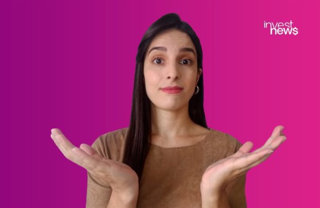 Mulher jovem com expressão questionadora, mãos abertas e palmas para cima, em fundo magenta.