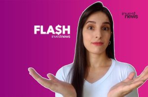 Mulher com mãos abertas apresentando algo, com logotipo FLA$H investnews em fundo roxo.