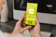 Pessoa segurando um smartphone com o aplicativo Serasa Score 2.0 na tela.