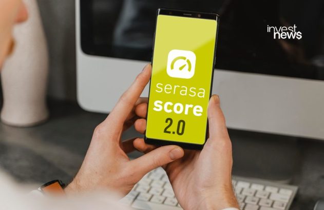 Pessoa segurando um smartphone com o aplicativo Serasa Score 2.0 na tela.