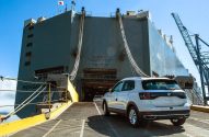 SUV Volkswagen T-Cross branco embarcando em navio car carrier Michigan Highway por rampa.