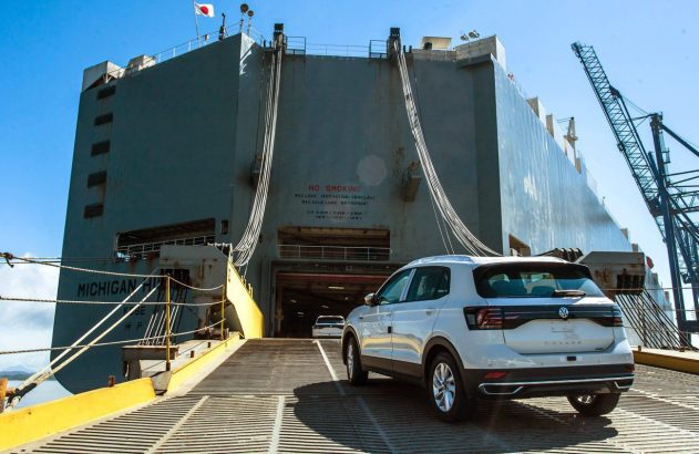 SUV Volkswagen T-Cross branco embarcando em navio car carrier Michigan Highway por rampa.