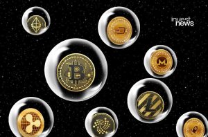 Moedas de criptomoedas (Bitcoin, Ethereum, Litecoin) em bolhas no espaço estrelado. Logo: invest news.