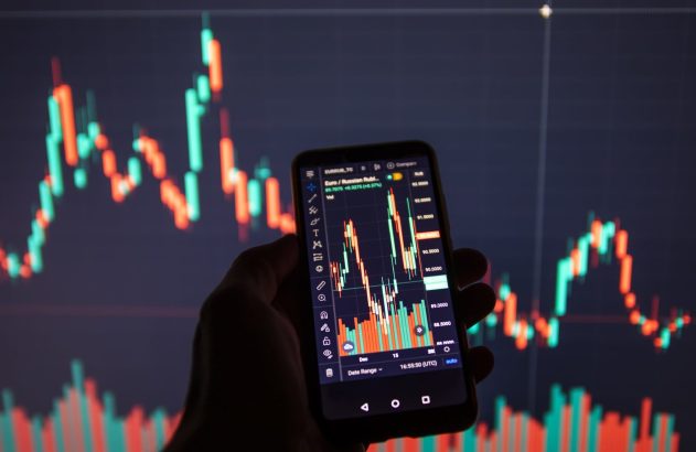 Celular com gráfico ilustrando movimento de ações no ibovespa