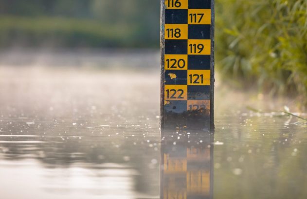 crise hídrica: medidor de profundidade de nível de água