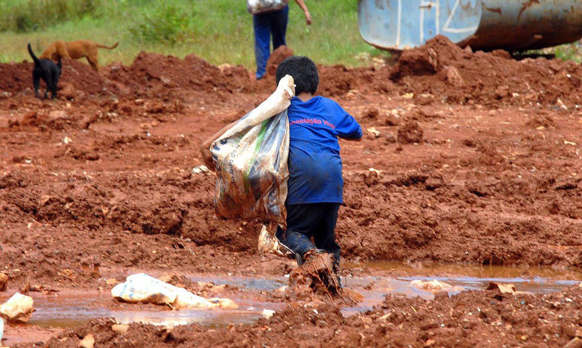 Pobreza é maior entre crianças, negros e moradores do Norte e Nordeste