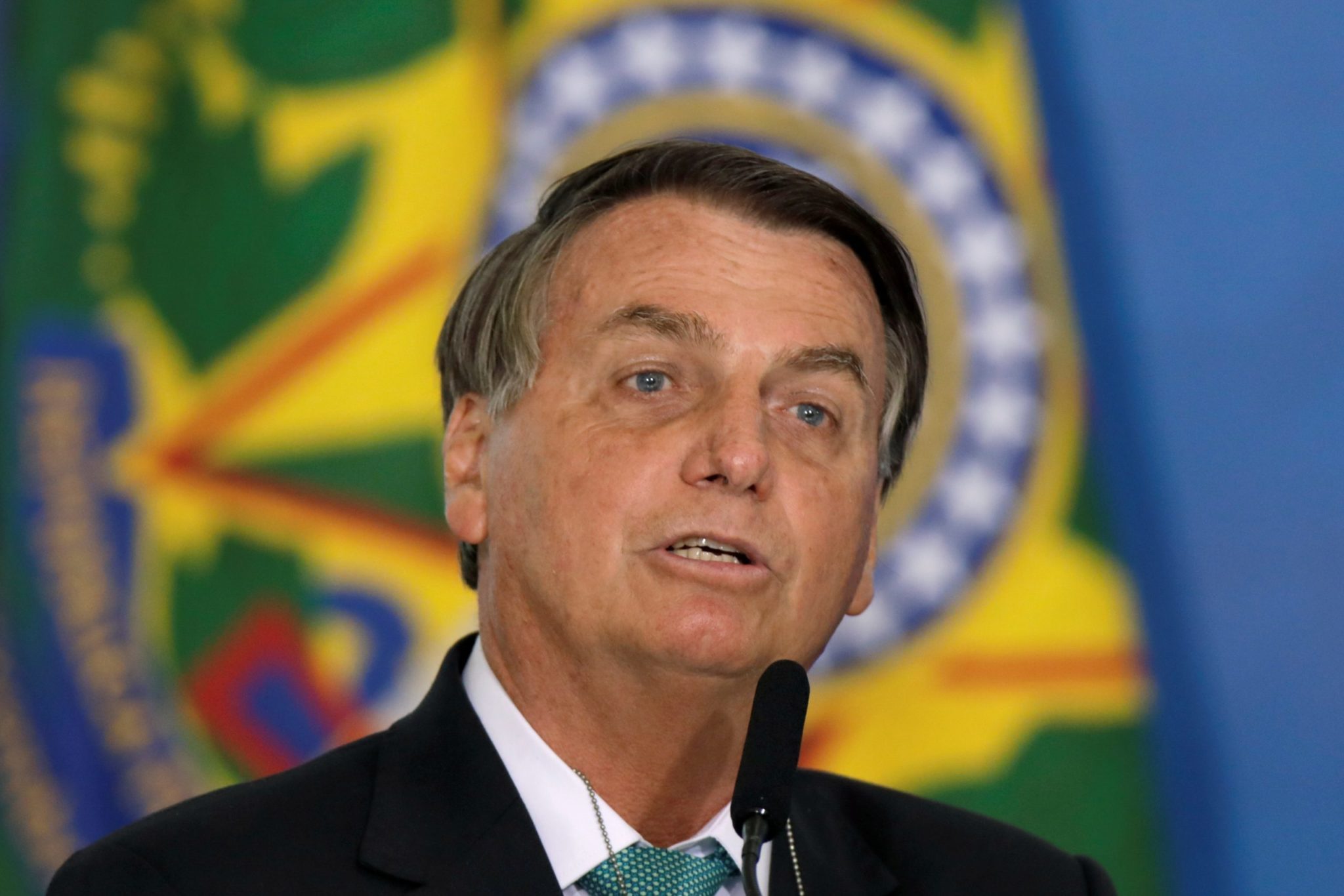 Bolsonaro é internado em Brasília para investigar origem de soluço