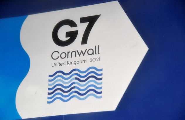 Sinal do G7 Cornwall, Reino Unido 2021. Apresenta o texto 'G7' e ondas em tons de azul.