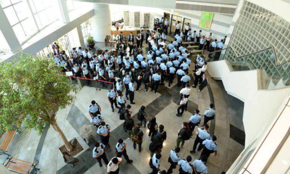 Policiais invadem redação de Hong Kong alegando violações à segurança nacional