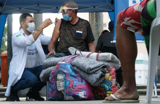 Vacinação de moradores em situação de rua no Rio de 27/1/2021 REUTERS/Ricardo Moraes
