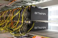Máquinas BITMAIN com muitos cabos coloridos e ventiladores em datacenter, conectadas a switch ativo.