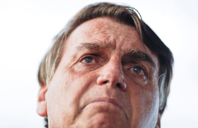 na imagem, o presidente Jair Bolsonaro com expressão de preocupação, com fundo branco