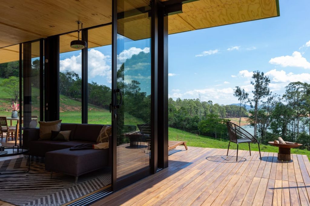 Casa com deck de madeira e vista para a beira da represa do Jaguari.