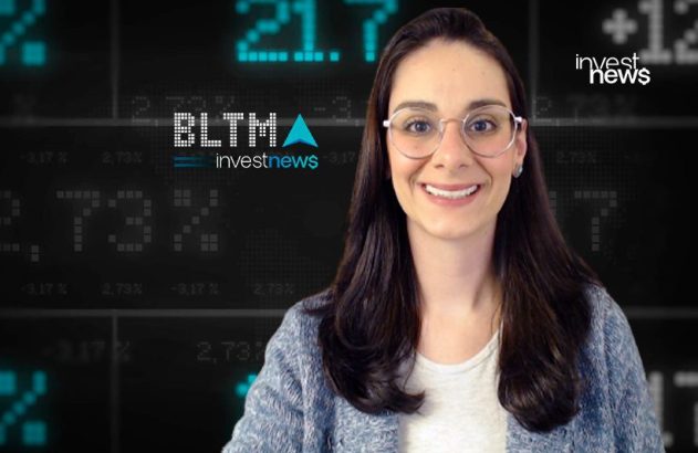 Apresentadora sorridente de óculos em estúdio com gráficos financeiros e logos da investnews.