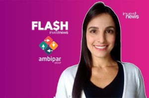 Apresentadora sorridente de 'FLASH investnews' e 'investnews' com logotipos 'ambipar Group' em fundo roxo.