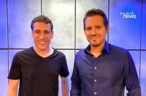 Dois homens sorridentes posam em estúdio. Logo Invest News visível.