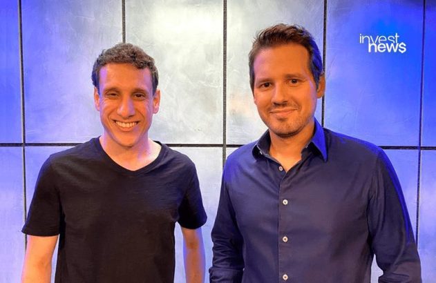 Dois homens sorridentes posam em estúdio. Logo Invest News visível.