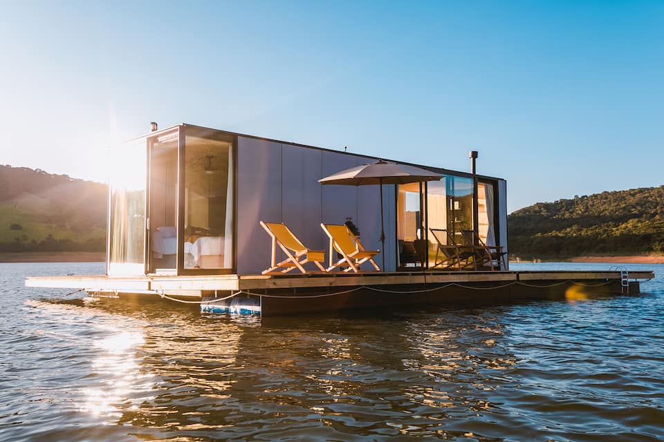 Casa flutuante estilo tiny house no meio da represa