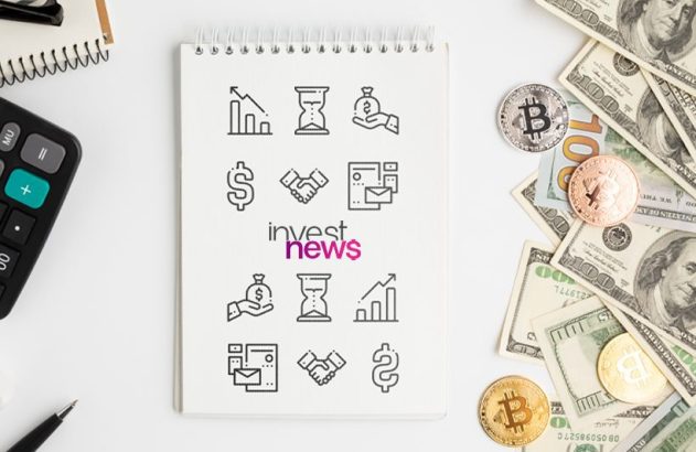 Mesa com notas de dólar, Bitcoins, calculadora e caderno com ícones financeiros e logo "invest news".