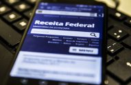 Tela de celular com acesso ao site da Receita Federal