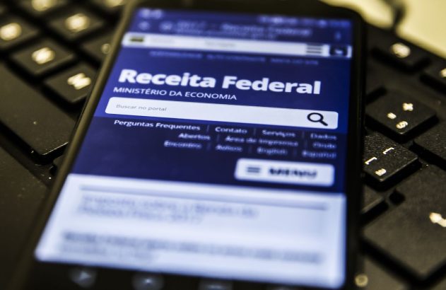 Tela de celular com acesso ao site da Receita Federal