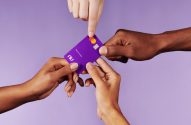 Mãos de diversas etnias interagem com um cartão roxo Nubank, um dedo aponta para ele.