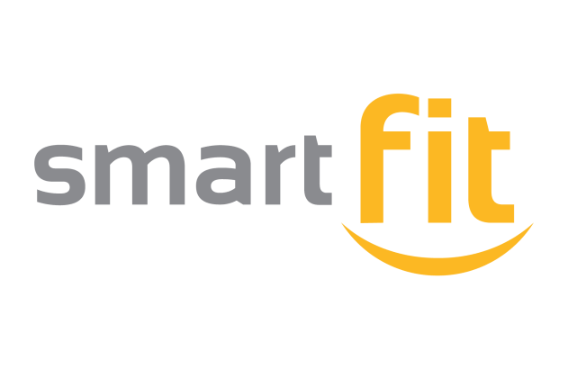 Logo Smart Fit em fundo verde escuro. Texto 'smart' cinza e 'fit' laranja com uma linha curva laranja embaixo.